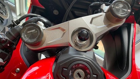 Kugelklemme und USB-Steckdosen auch für Supersportler