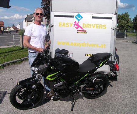 Fahrschüler  erfreuen sich an einer Z 400! Fahrschüler  erfreuen sich an einer Z 400!