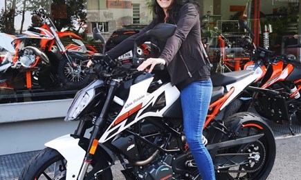 KTM 125 Duke hat neue Besitzerin gefunden 