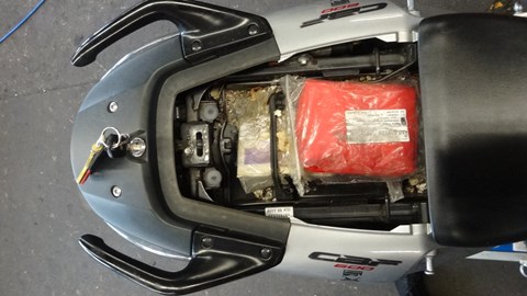 Da hat sich eine Maus im Motorrad verirrt