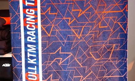 20 Grad & Sonnenschein ! Habt ihr schon das KTM Badetuch und die passende Sonnenbrille?