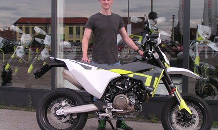 Immer dran denken: gummierte Seite nach unten, lackierte Seite nach oben!