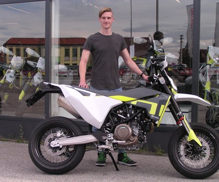 Immer dran denken: gummierte Seite nach unten, lackierte Seite nach oben!