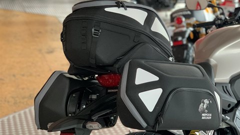 CB 650R mit Koffern von Hepco und Becker