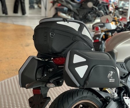 CB 650R mit Koffern von Hepco und Becker