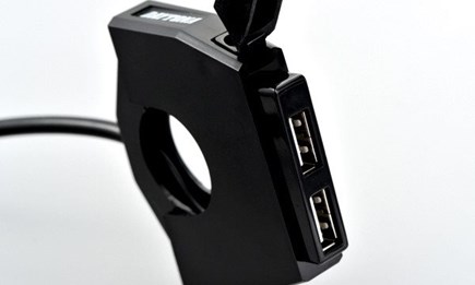 Dezent und funktionel: USB Port am Lenker