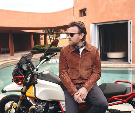 DER EINGEFLEISCHTE MOTO GUZZI FAN EWAN MCGREGOR IST WIEDER AUF EINEM BIKE AUS MANDELLO UNTERWEGS