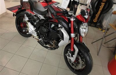 Der MV Agusta Dragster 800 RR ist wunderschön & einfach gierig. Und mit der Leistung von 140PS geht er auch richtig los!