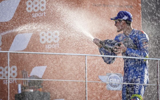 EMPHATIC DOUBLE VICTORY FOR SUZUKI AS MIR TAKES DEBUT WIN  - Bild 9