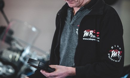 Motorradservice aus (IDM)-Meisterhand gefällig? Ab sofort auch Jahresservice bei MB Bike Performance!