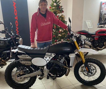 Frohe Weihnachten! Die ersten Fantic Motorräder mit Euro 5 für 2021 sind angekommen. Online Bestellung geht natürlich und Werkstatt ist offen!