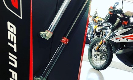 Fahrwerkservice / Gabelservice  -  jetzt Termin vereinbaren!! Wir bieten auch Fahrzeugabholungen an !!