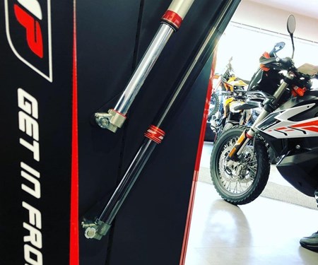 Fahrwerkservice / Gabelservice  -  jetzt Termin vereinbaren!! Wir bieten auch Fahrzeugabholungen an !!