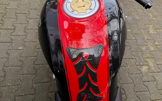Hier haben wir eine Ducati Monster S4R aus 2004 mit nur 2179 Km wieder aufbereitet. Die Monsterserie war eine der schönsten von Ducati  - Bild 17