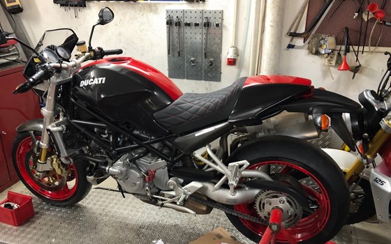 Hier haben wir eine Ducati Monster S4R aus 2004 mit nur 2179 Km wieder aufbereitet. Die Monsterserie war eine der schönsten von Ducati  - Bild 14