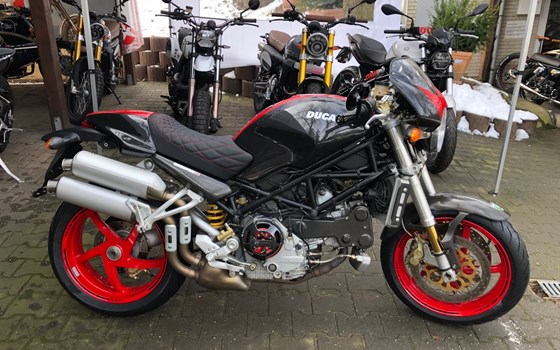 Hier haben wir eine Ducati Monster S4R aus 2004 mit nur 2179 Km wieder aufbereitet. Die Monsterserie war eine der schönsten von Ducati  - Bild 1