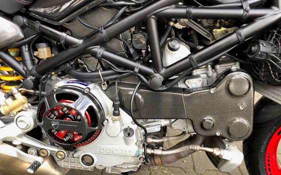 Hier haben wir eine Ducati Monster S4R aus 2004 mit nur 2179 Km wieder aufbereitet. Die Monsterserie war eine der schönsten von Ducati  - Bild 4