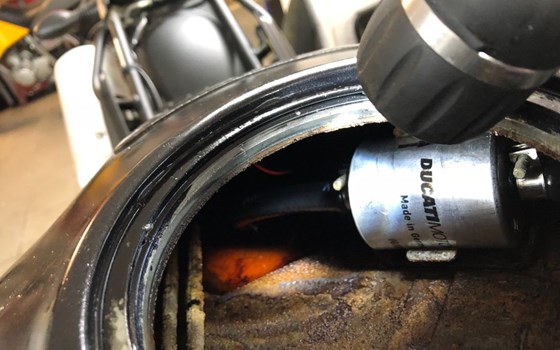 Hier haben wir eine Ducati Monster S4R aus 2004 mit nur 2179 Km wieder aufbereitet. Die Monsterserie war eine der schönsten von Ducati  - Bild 10