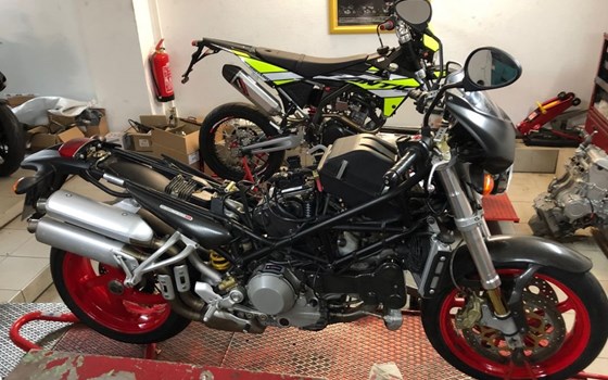 Hier haben wir eine Ducati Monster S4R aus 2004 mit nur 2179 Km wieder aufbereitet. Die Monsterserie war eine der schönsten von Ducati  - Bild 9