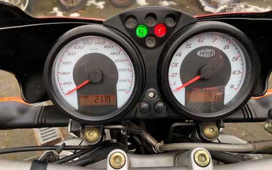 Hier haben wir eine Ducati Monster S4R aus 2004 mit nur 2179 Km wieder aufbereitet. Die Monsterserie war eine der schönsten von Ducati  - Bild 3