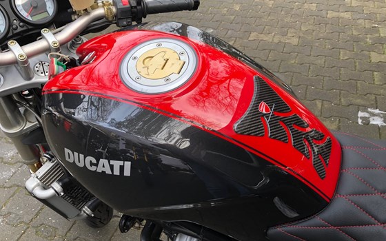 Hier haben wir eine Ducati Monster S4R aus 2004 mit nur 2179 Km wieder aufbereitet. Die Monsterserie war eine der schönsten von Ducati  - Bild 2