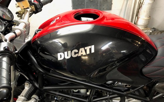 Hier haben wir eine Ducati Monster S4R aus 2004 mit nur 2179 Km wieder aufbereitet. Die Monsterserie war eine der schönsten von Ducati  - Bild 13
