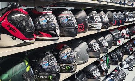 Unser Helmregal ist für euch wieder gefüllt!