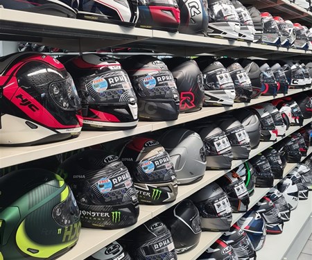 Unser Helmregal ist für euch wieder gefüllt!