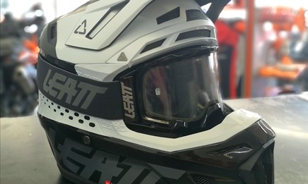 LEATT Motocrosshelm inkl. Brille !!