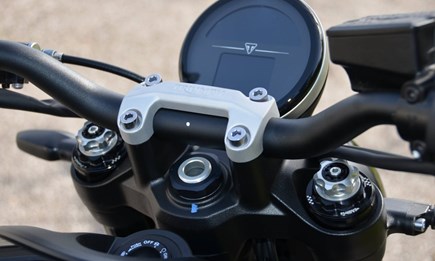 Triumph Trident 660: Endlich ein einstellbares Fahrwerk!