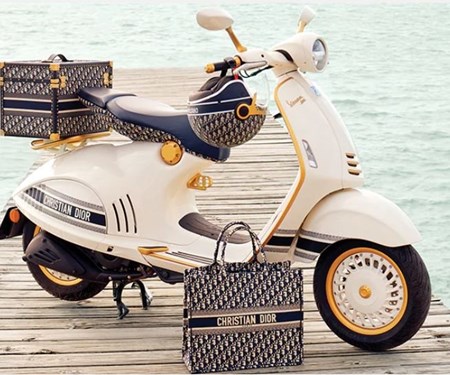 DIOR SCHLIESST SICH MIT VESPA ZUSAMMEN. DIOR SCHLIESST SICH MIT VESPA ZUSAMMEN.