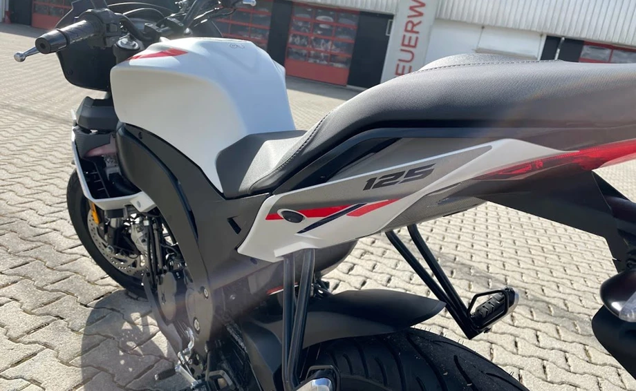 Aprilia TUONO 125 Modell 2021  Bild 5: Aprilia TUONO 125 Modell 2021
