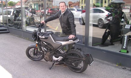 Erste Svartpilen 401 ausgeliefert!