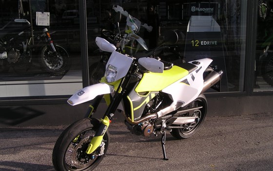 Motorradfahren ist viel zu schön, um es allein den Männern zu überlassen.    - Bild 1  Motorradfahren ist viel zu schön, um es allein den Männern zu überlassen.    - Bild 1