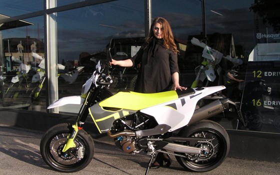 Motorradfahren ist viel zu schön, um es allein den Männern zu überlassen.    - Bild 2  Motorradfahren ist viel zu schön, um es allein den Männern zu überlassen.    - Bild 2