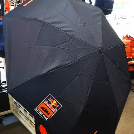 Regentage? Wir sind gerüstet! KTM RED BULL Regenschirm 
Regentage? Wir sind gerüstet!
KTM RED BULL Regenschirm bei uns im Shop! 
HIER SHOPPEN !! Weiter >>