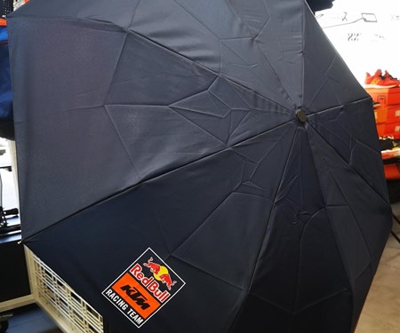 Regentage? Wir sind gerüstet! KTM RED BULL Regenschirm Regentage? Wir sind gerüstet! KTM RED BULL Regenschirm