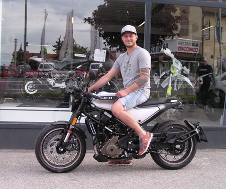 Wir rasen nicht, wir fliegen tief.  Wir rasen nicht, wir fliegen tief.