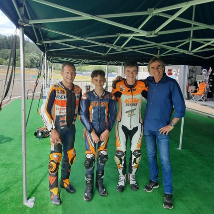 KINI Road Racing Team 
Am vergangenen Wochenende hatte das KINI Road Racing Team die Möglichkeit am Red Bull Ring mit Stefan Bradl zu trainieren. 
 ... Weiter >>
