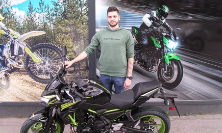 Willst du schräg die Straße streifen, musst du mit den Knien schleifen!