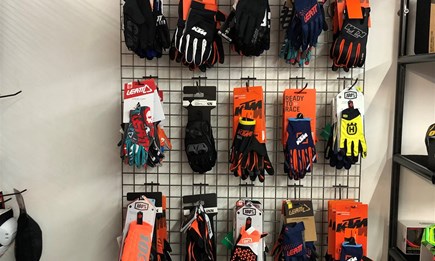 MX-Handschuhe  uvm…..