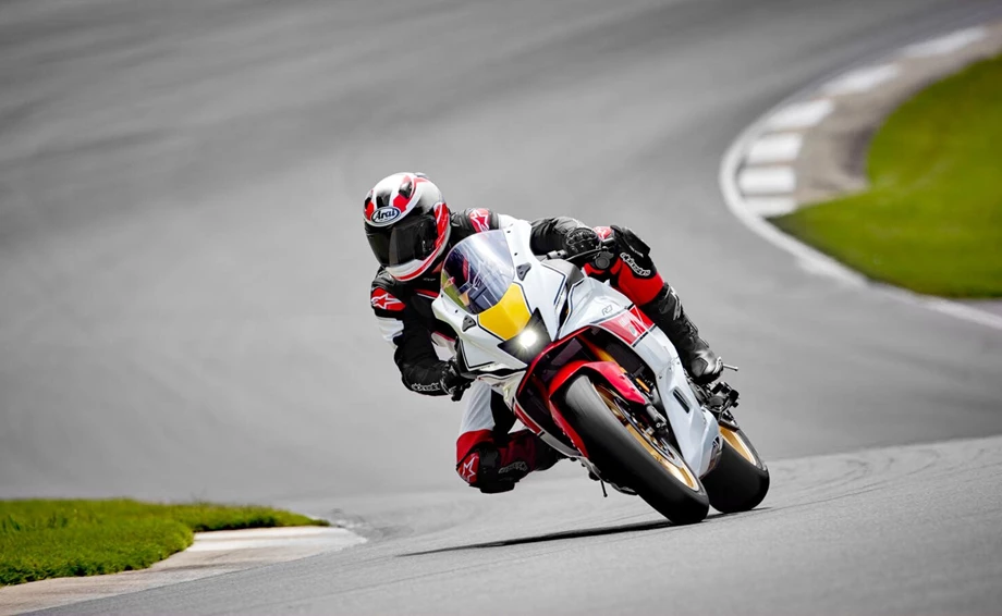 Die 2022er Modelle der R-Serie feiern die Grand-Prix-Renngeschichte von Yamaha Bild 2: Die 2022er Modelle der R-Serie feiern die Grand-Prix-Renngeschichte von Yamaha