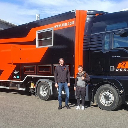 KTM Lehrgang erfolgreich bestanden! 
Nach zwei Wochen spannendem Lehrgang bei KTM in Ursensollen, haben unsere Mechaniker Marc und Niklas ihre Prüfung erfolgreic ... Weiter >>
