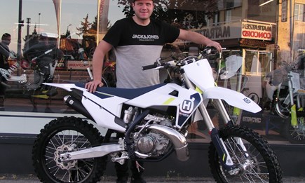 Der Auspuff dröhnt, der Kolben schreit, Zweitakt für die Ewigkeit.