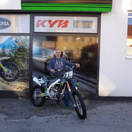 Alle Jahre wieder ..... 
... holt Günter eine neue Kawasaki KX 250 ab! So auch dieses Jahr!! Wir wünschen mit den neuen Bike viel Spaß und viel Erfolg!!