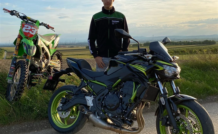 Wer ein Kawasaki Offroad Bike in der Garage stehen hat, braucht auch ein Kawasaki Street-Bike!! Bild 1: Wer ein Kawasaki Offroad Bike in der Garage stehen hat, braucht auch ein Kawasaki Street-Bike!!