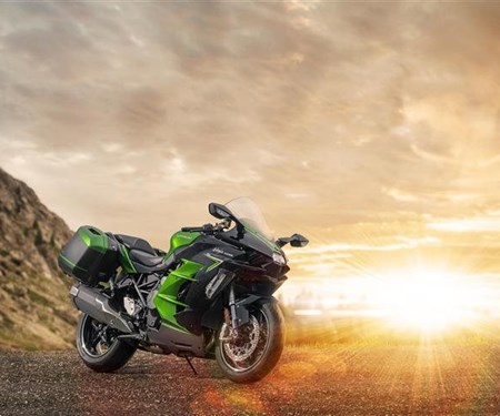 Kawasaki präsentiert mit der Ninja H2 SX SE den fortschrittlichsten Sport-Tourer
