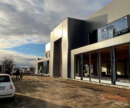 Artikel aus der Motorradszene zum Neubau