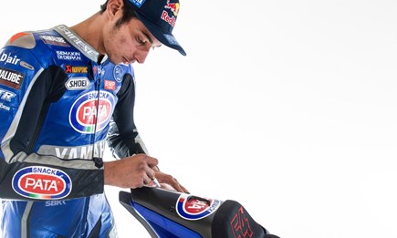 Limited Edition Replica des Yamaha R1 Weltmeister-Motorrads von Toprak Razgatlioglu wird Öffentlichkeit vorgestellt