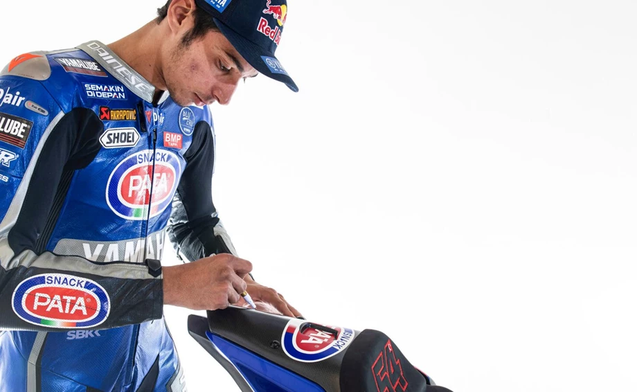 Limited Edition Replica des Yamaha R1 Weltmeister-Motorrads von Toprak Razgatlioglu wird Öffentlichkeit vorgestellt Bild 1: Limited Edition Replica des Yamaha R1 Weltmeister-Motorrads von Toprak Razgatlioglu wird Öffentlichkeit vorgestellt
